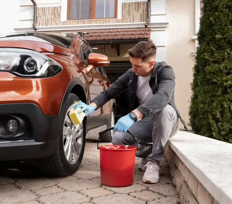Lavage auto à domicile Labastide-Saint-Sernin : professionnel intervenant sur un véhicule